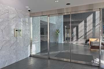 エントランスはオートロック付です。