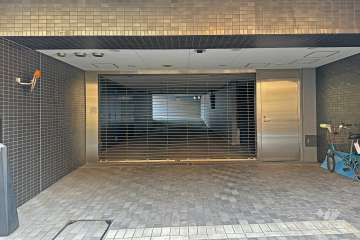 駐車場の出入り口（リングシャッター付き）