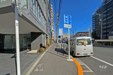 敷地の南東側前面道路は国道15号線です。（南西側から）