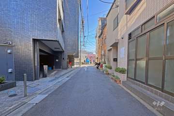 敷地の南西側前面道路（北西側から）