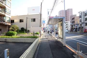 敷地西側の前面道路は第一京浜（国道15号）が通っており、マンションの目の前に「立会川」バス停があります。