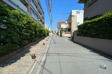 敷地南側の前面道路