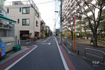 敷地の南側前面道路(東側から)