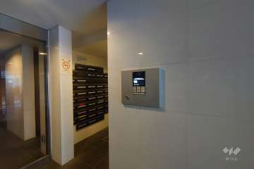 エントランスはオートロック付きです。