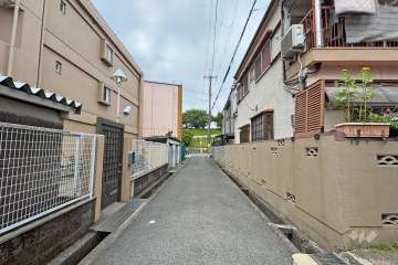 敷地北西側の前面道路(北東側から)