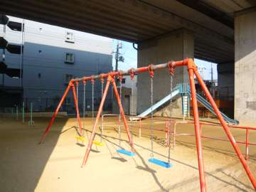 すぐ南側の高架下の公園