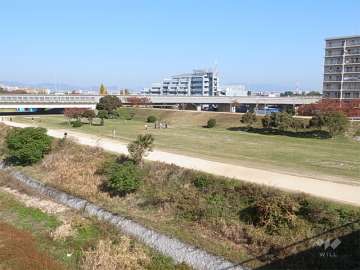 敷地西側を武庫川が流れており、河川敷は公園やグラウンドが整備されています。