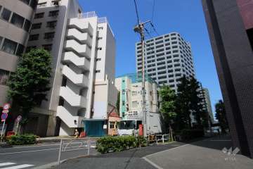 敷地南西側の前面道路（南東側から）