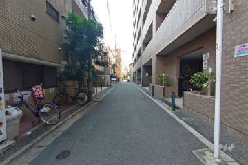 敷地南側の前面道路（東側から）