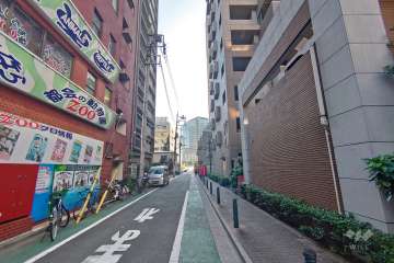 敷地東側の前面道路（北側から）