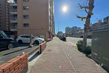 敷地西側の前面道路