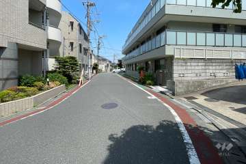 敷地北西側の前面道路