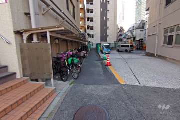 敷地南東側の通路と駐輪場