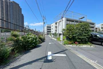 敷地西側の前面道路