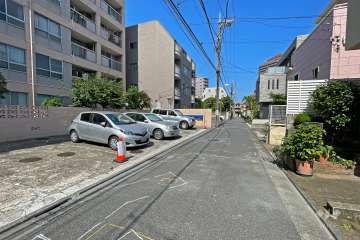 敷地南側の前面道路（西側から）