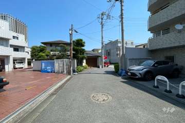 敷地東側の前面道路（南側から）