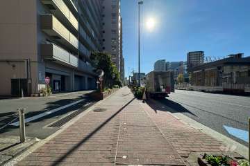 敷地西側の前面道路