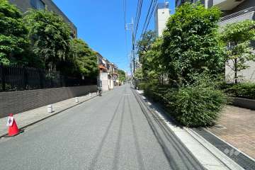敷地北側の前面道路（西側から）