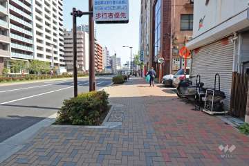 敷地北側の前面道路（西側から）