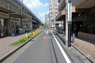 敷地西側の前面道路（南側から）