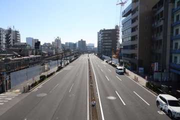 敷地東側の前面道路(北側から)