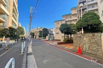 敷地北西側の前面道路（南西側から）