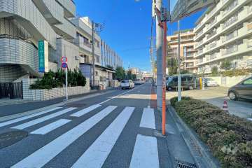 敷地南側の前面道路（東側から）