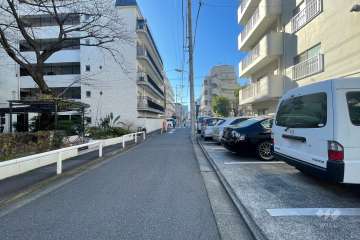 敷地東側の前面道路（北側から）