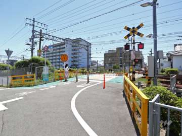 敷地南東側には踏切があります。