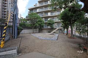隣接公園