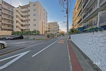 敷地の北側前面道路（東側から）