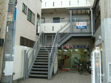 1階には店舗が入っています。