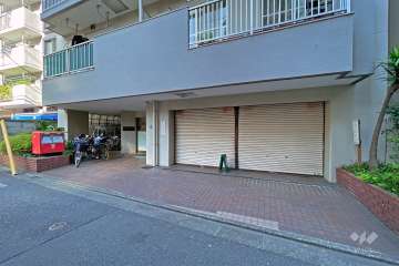 敷地内駐車場（屋内平面式）の出入り口（シャッター式）