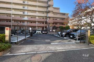 駐車場の出入り口（ロボットゲート付き）