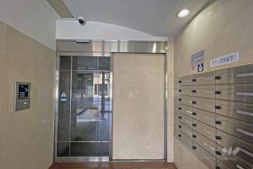 エントランスはオートロック付きです。