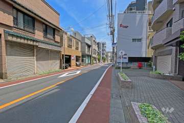 敷地北側の前面道路は滝王子通りです（西側から）。