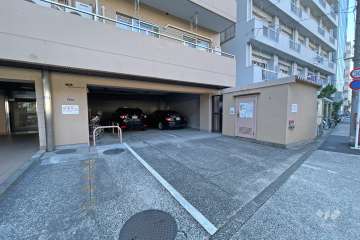 敷地内駐車場（屋内平面式）と駐輪場