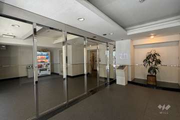 エントランスはオートロック付きです。