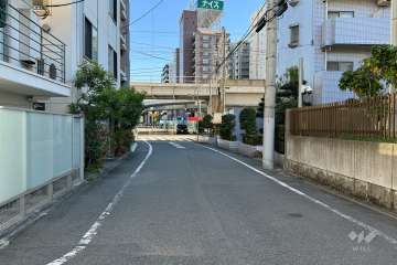 敷地北側の前面道路（西側から）