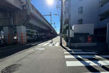 敷地東側の前面道路（北側から）