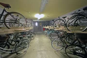 屋内に設けられた駐輪場