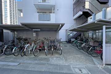 敷地西側の駐輪場（屋根付き）