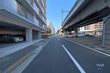 敷地東側の前面道路（南側から）