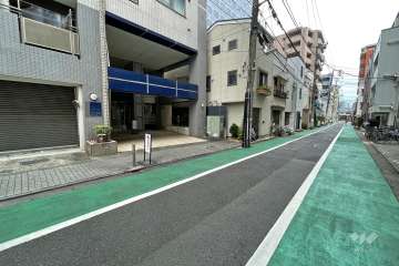 敷地東側の前面道路（南側から）