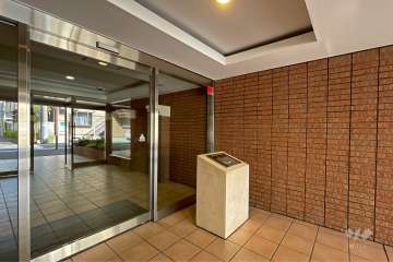 エントランスはオートロック付きです。