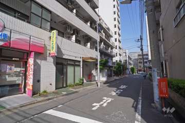 敷地北側の前面道路（西側から）