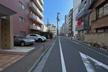 敷地西側の前面道路（北側から）