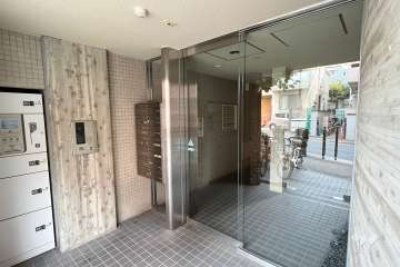 エントランスはオートロック付きです。