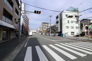 敷地東側の前面道路(南側から)　※二車線のバス通り（道意線）です。