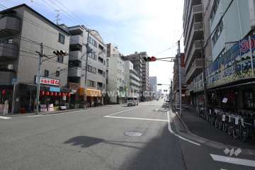 敷地東側の前面道路(北側から)※二車線のバス通り（道意線）です。